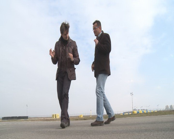 Mihai Petre va conduce cu un pahar plin cu apa pe capota