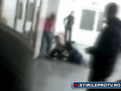 Bataie intre fete, la Liceul Pedagogic din Turnu Severin. VIDEO