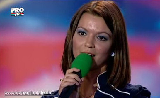 Super talent.Fata care vorbeste invers in romana, franceza si engleza.Video