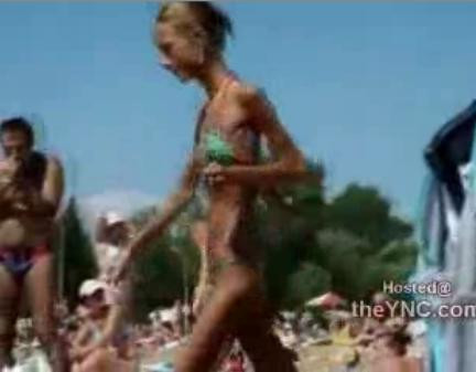 Piele si os. Marimea XXS ii e mare! Intoarce privirile tuturor de pe plaja