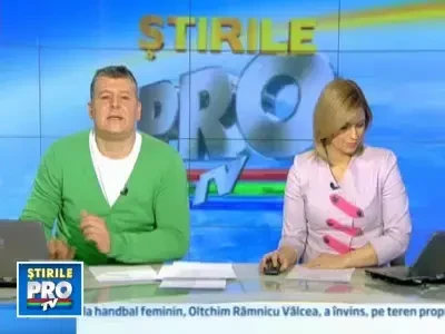 Un director a pierdut pariul cu elevii. Pedeapsa: s-a sarutat cu un porc