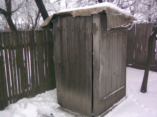 Romanii nu renunte la toaleta din fundul curtii, desi i-ar costa 5 lei/luna. Vidanja e 200 lei/an