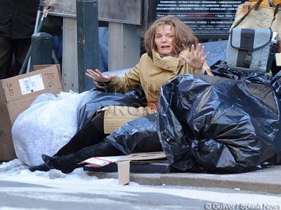 Michelle Pfeiffer a ajuns printre gunoaie. FOTO
