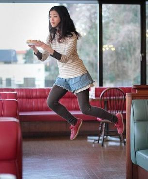 Fata care leviteaza! Sau nu?! FOTO