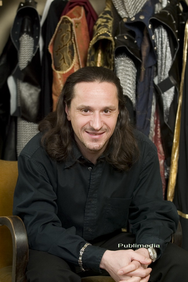 Claudiu Bleont si-a dat chilotii jos in fata jurnalistilor