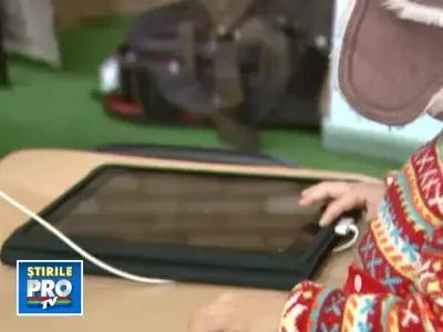Abia spune mama si tata, dar stie sa foloseasca iPad-ul singurica. VIDEO