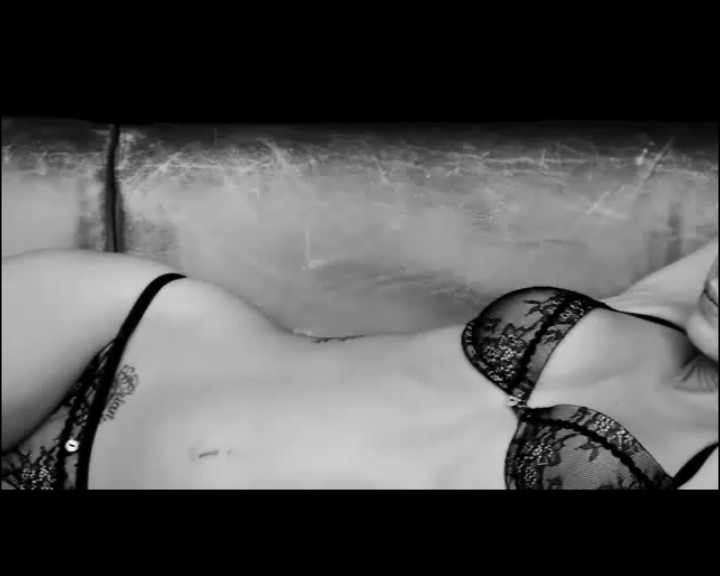 Chinurile prin care trece una dintre cele mai frumoase femei. Obligata sa poarte calus in gura