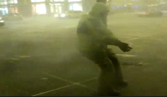 Sport extrem. Un tanar a fost transformat in jucarie de vijelie.VIDEO