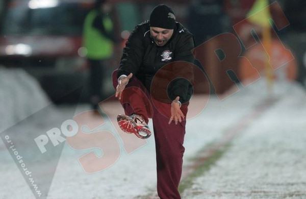 Sumudica a facut spectacol! Si-a dat pantalonii jos in fata jurnalistilor