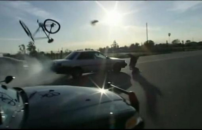 Filmeaza o actiune a politiei si surprinde un accident teribil - VIDEO