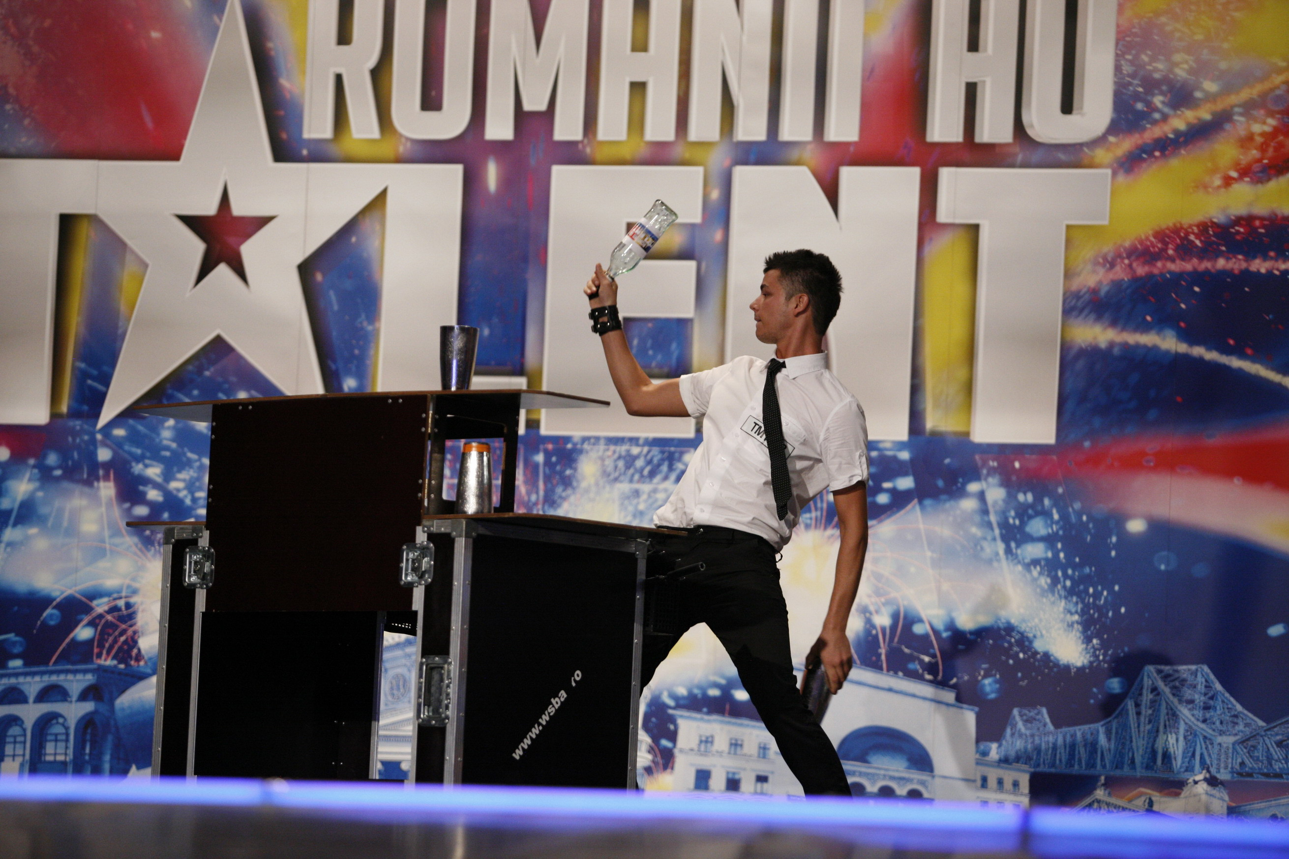 Valentin Luca: Acrobatul care jongleaza cu sticlele