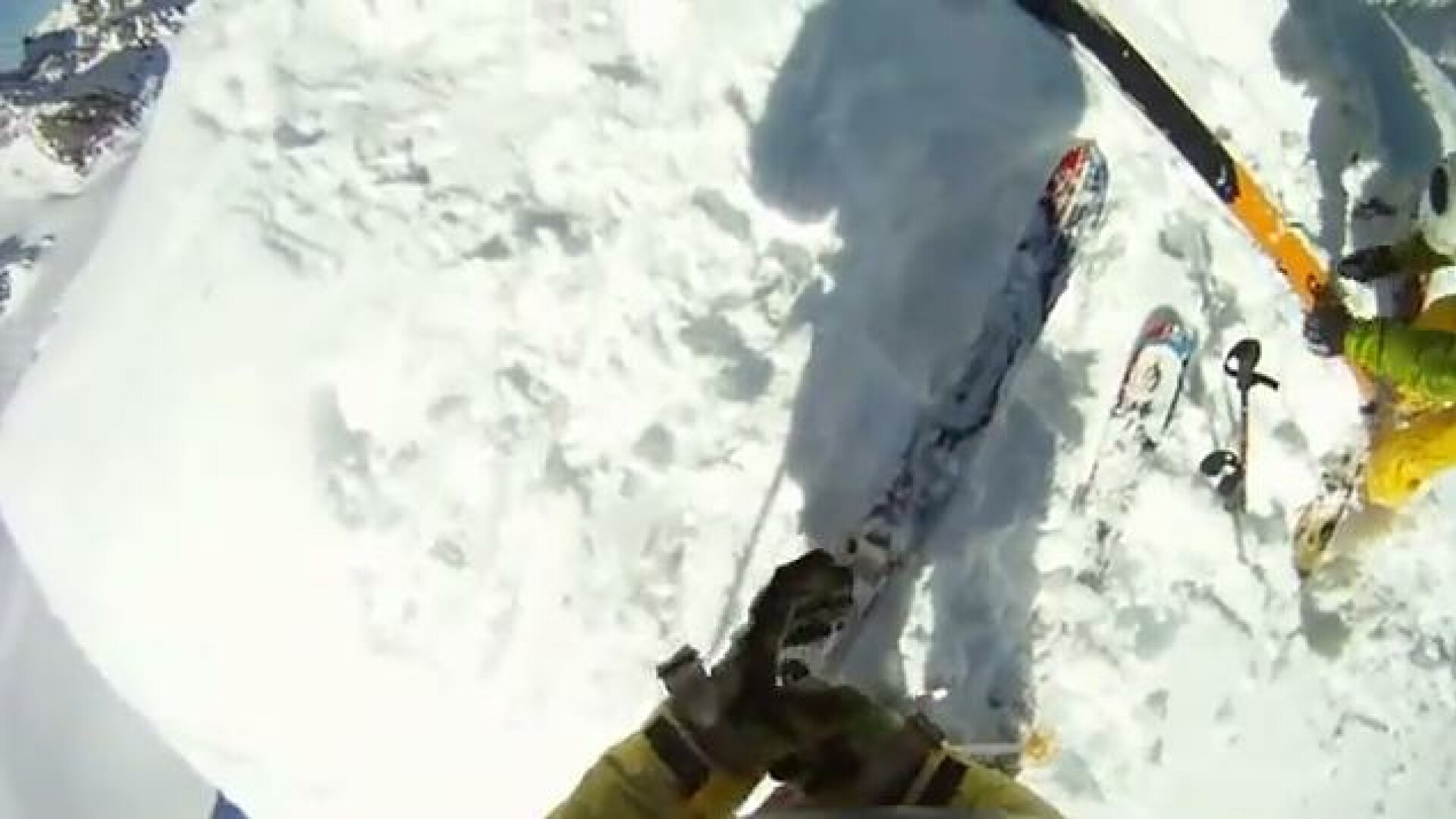 Imagini incredibile! S-a filmat in timp ce cadea de pe o stanca. VIDEO