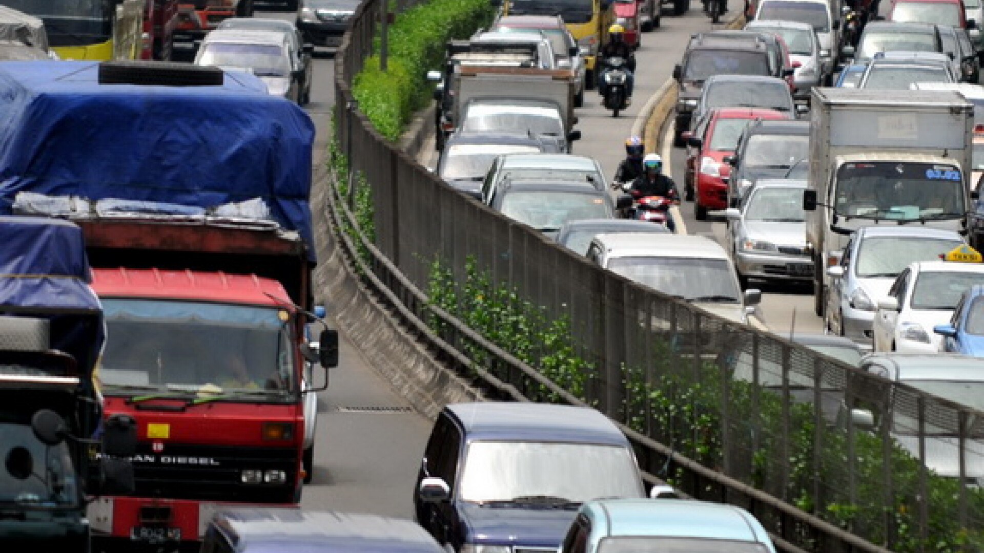 Ambuteiajul deceniului in Indonezia: 2000 de camioane blocate de 7 zile