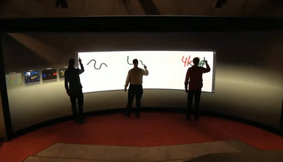 VIDEO. Cel mai mare ecran multi-touch 3D. Poate fi apasat in 100 de puncte