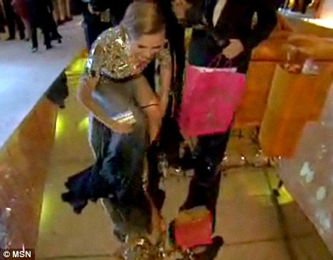 Heidi Klum si-a dat lenjeria intima jos in fata camerelor de filmat. VIDEO