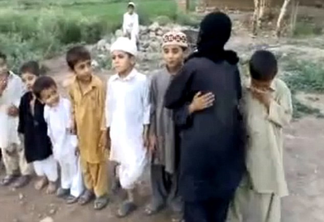 Copiii din Pakistan se joaca de-a atentatul sinucigas cu bomba! Video