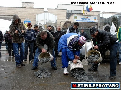 Protest inedit. Soferii din Hunedoara s-au apucat sa asfalteze drumurile