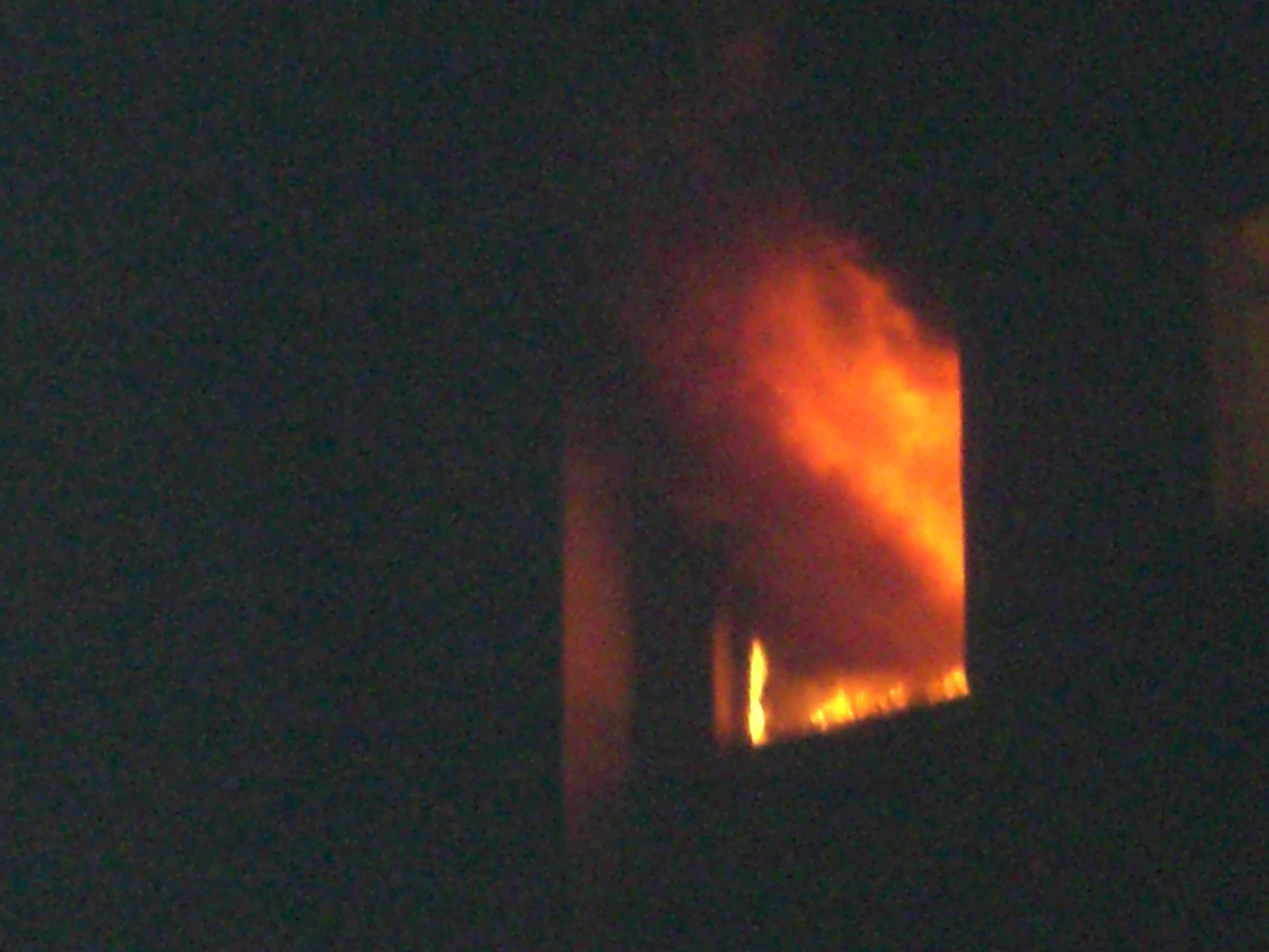 Un incendiu puternic a pus pe jar mai multi oameni din Capitala