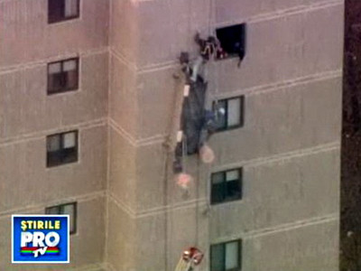 VIDEO: Pericolele unui job neobisnuit. Agatati de cabluri la etajul 26