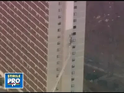 VIDEO Salvare spectaculoasa in SUA: 2 muncitori au ramas agatati pe un bloc