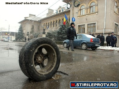 Vine primavara, apar si gropile. Tot mai multe primarii date in judecatata