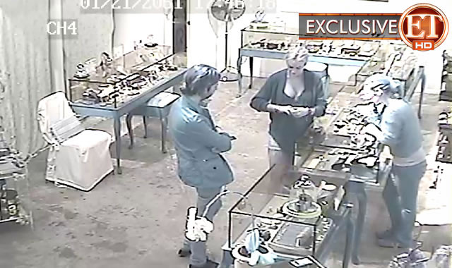 Primele fotografii cu Lindsay Lohan, surprinsa in timp ce fura un lantisor