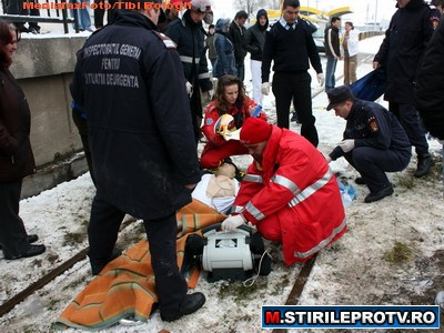 Lugoj: 2 masini s-au ciocnit, una a cazut in gol de pe un pod. 5 raniti