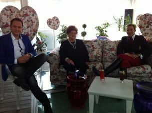 Radu Mazare ii ofera mamei sale un MARUTisor, la “Happy Hour”