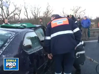Lugoj: 2 masini s-au ciocnit, una a cazut in gol de pe un pod. 5 raniti