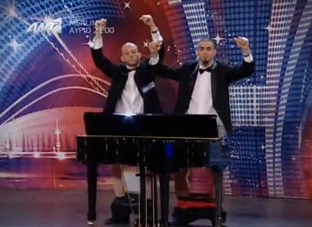 Canta la pian melodia de generic din "Nasul" cu barbatiile. VIDEO