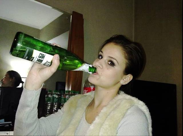 "Lebada neagra" din PSD bea si danseaza pe mese in cluburi. FOTO