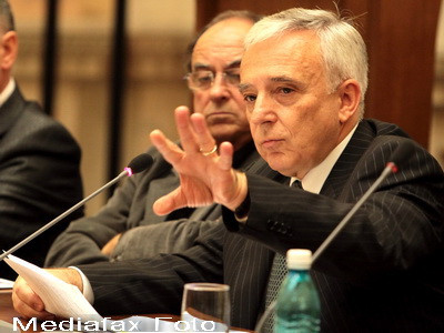 Isarescu sustine ca scumpirea benzinei nu mai are legatura cu dolarul