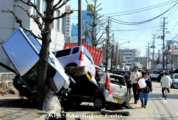 Haos in Japonia. Autobuze proiectate pe cladiri si case pe scoli