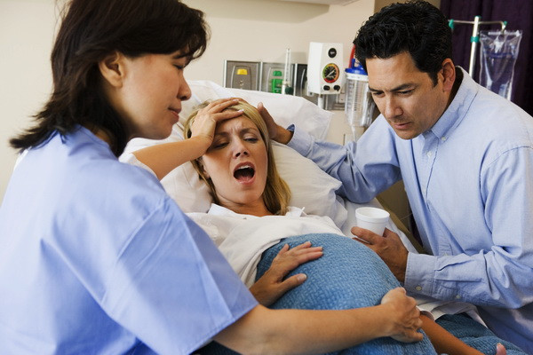 Si-a convins pacienta sa nasca prin cezariana fara anestezie. A lesinat de durere. VIDEO SOCANT