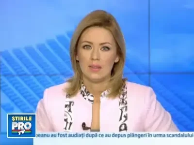 Un crater urias in asfalt, adanc de 6 metri, a inghitit doua masini