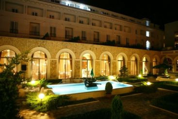 Iti place fotbalul? Ce-ai zice sa te cazezi la Adi Ilie sau Gica Hagi. FOTO