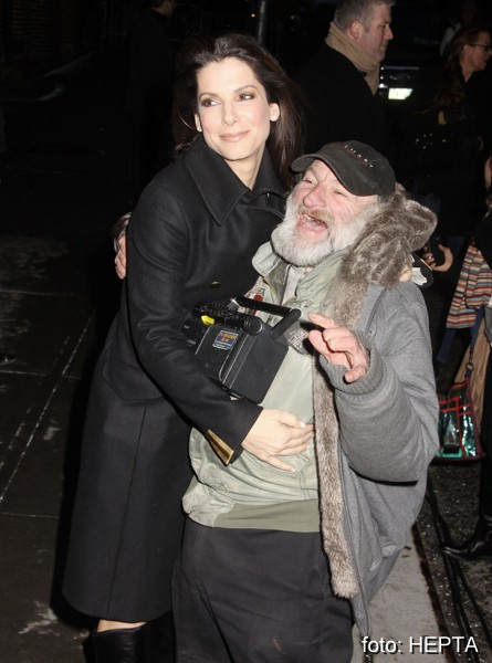 Umbla in haine de cersetor cu un radio la gat si e celebru la New York