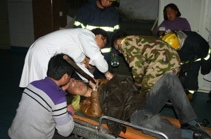 O bara de 2 metri ii trece prin umar unui motociclist! IMAGINI HORROR