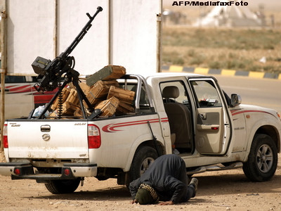 Insurgentii recastiga teritorii pierdute. Ghaddafi recurge la scuturi umane