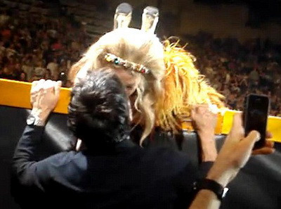 Dragoste mare. Kylie Minogue s-a oprit din concert ca sa isi sarute iubitul