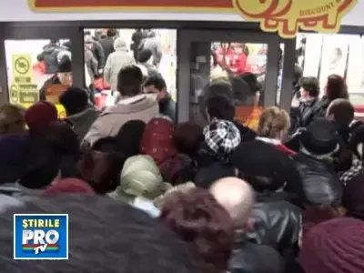 VIDEO. Lupte corp la corp intre romani pentru un kg de zahar mai ieftin