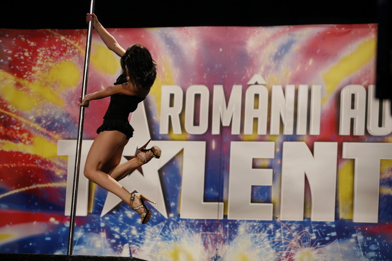 Romanii au talent: danseaza la bara ca sa ii ofere fetitei ei un viitor