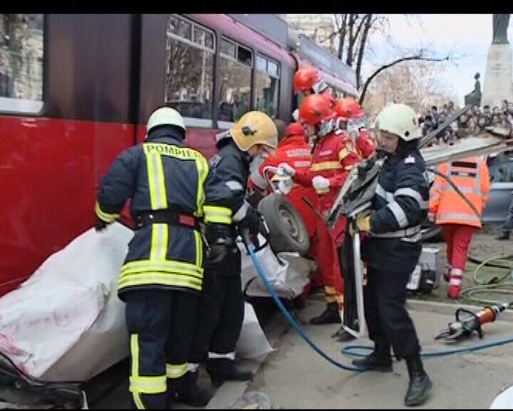 SOCANT. Un tramvai a invartit 5 masini in aer, la Iasi. Un mort si 3 raniti