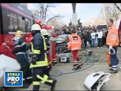 SOCANT. Un tramvai a invartit 5 masini in aer, la Iasi. Un mort si 3 raniti