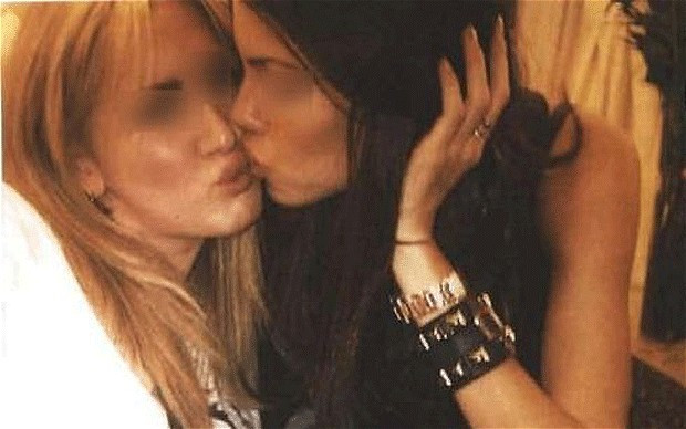 Femei care se saruta, la petrecerile lui Silvio Berlusconi