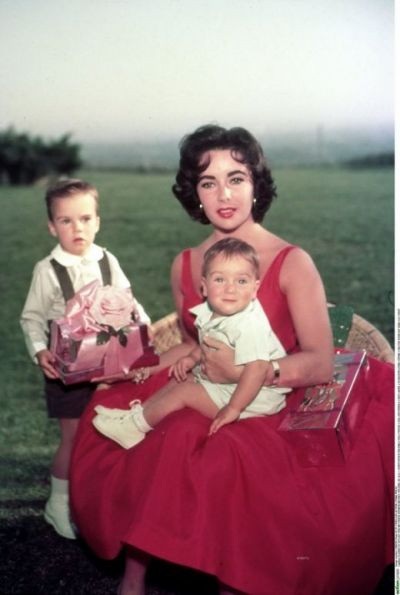 Bataie pe averea lui Elizabeth Taylor. Aproape 1 miliard de dolari