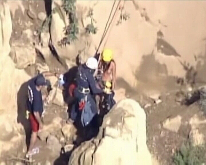 VIDEO. Operatiune de salvare delicata. O nudista a ramas blocata pe stanci