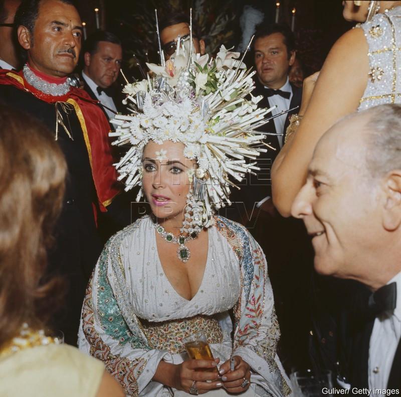 Rochiile si bijuteriile actritei Elizabeth Taylor, scoase la licitatii