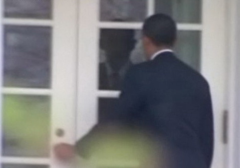 Barack Obama fluiera pe la usile Casei Albe. A ramas fara cheie. VIDEO