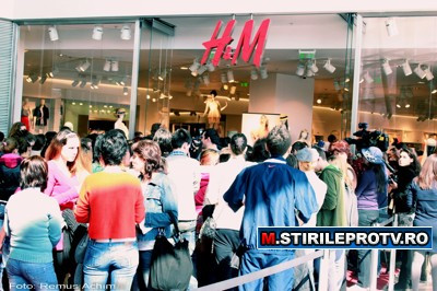 H&M in Romania. La coada de la 06.00. S-au dat cupoane gratis. FOTO